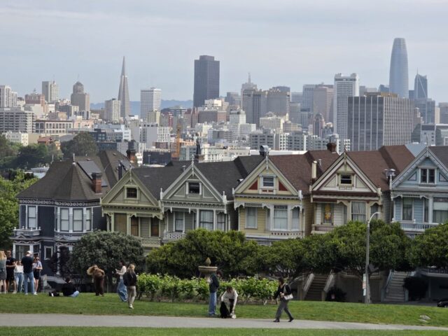 The Painted Ladies Victorian houses at Alamo Square, San Francisco.